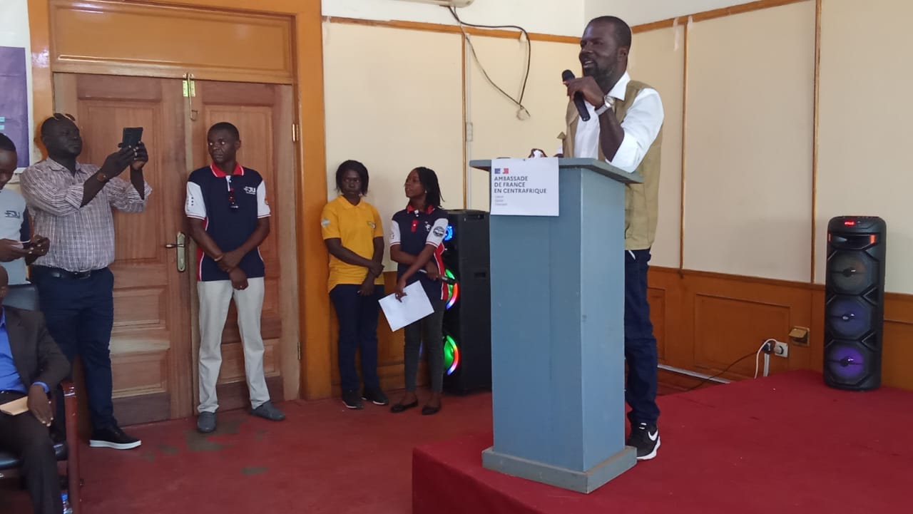 Discours officiel au pupitre Ambassade de France en Centrafrique — projet FEF